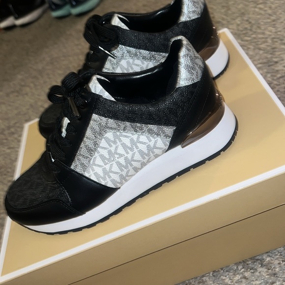 Michael Kors Billie trainer sneakers. 6 - Picture 3 of 11